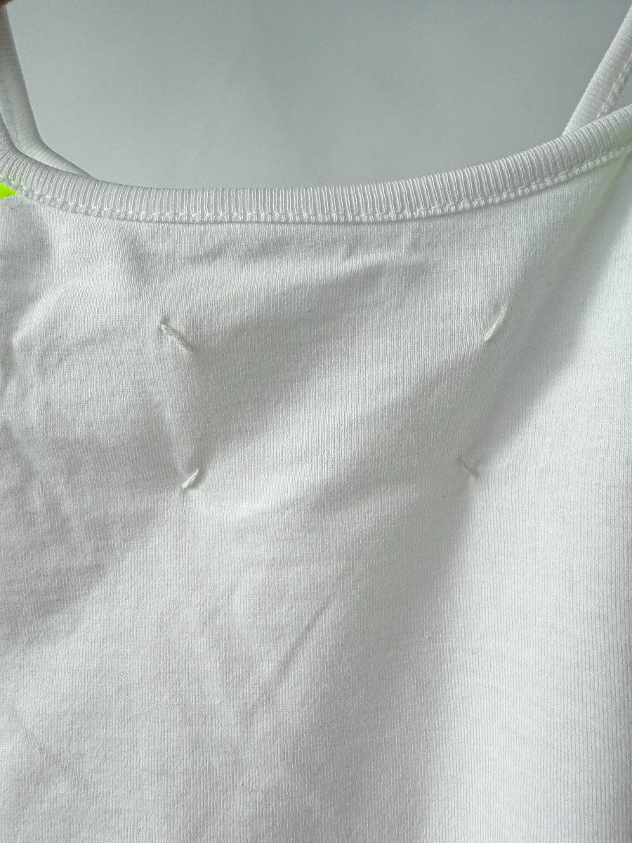 Maison Margiela 1 White Long Sleeve Cold Shoulder Neon Detail Top - Imagen 6