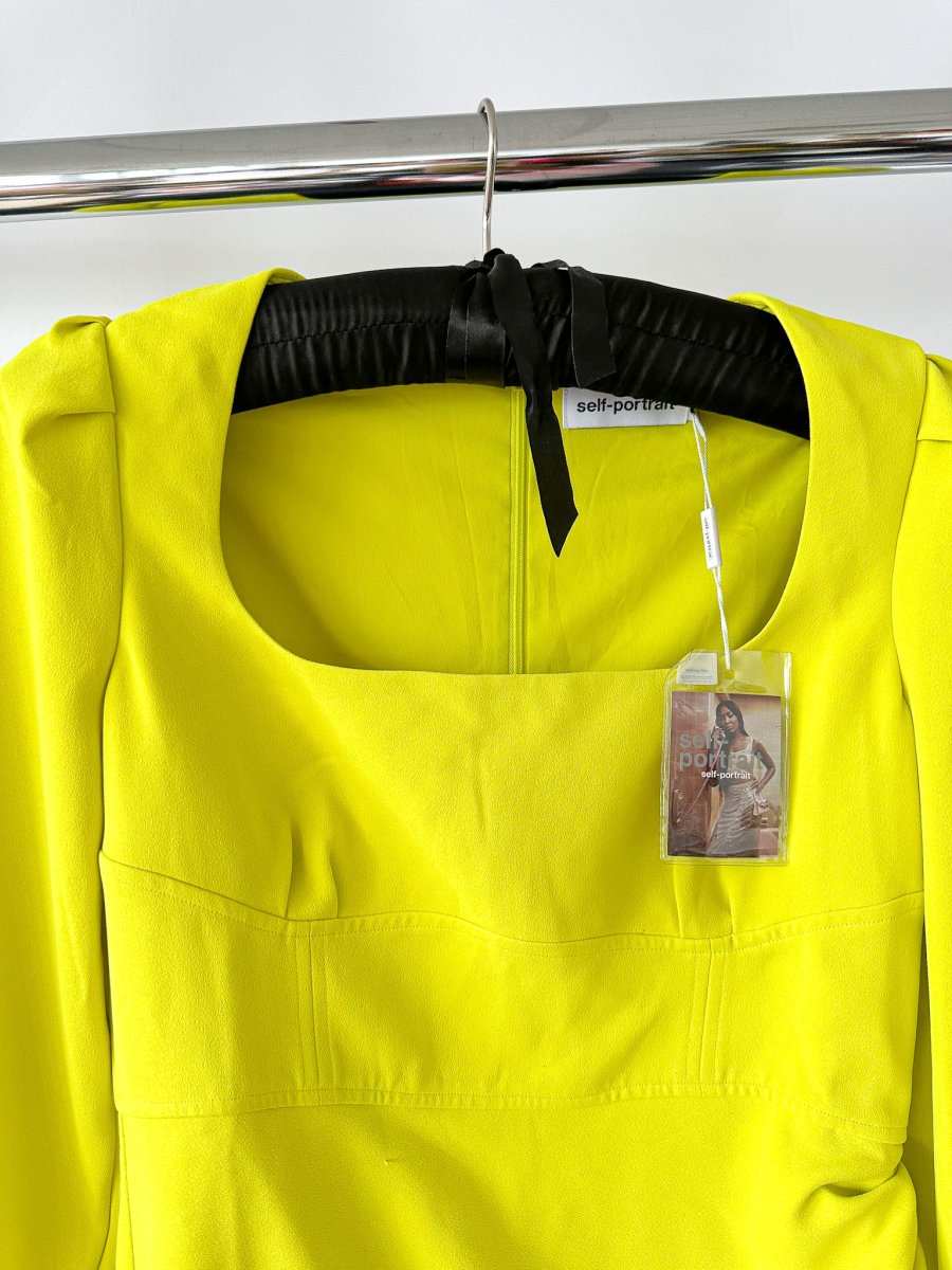 Self-Portrait Lime Green Ruched Crêpe Midi Dress - Imagen 9