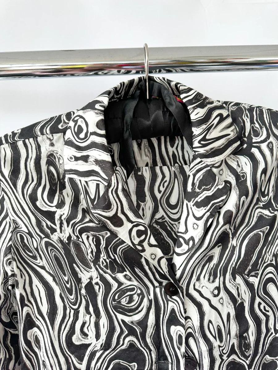 Kitri Abstract Marble Black White Print Blouse Shirt - Imagen 4