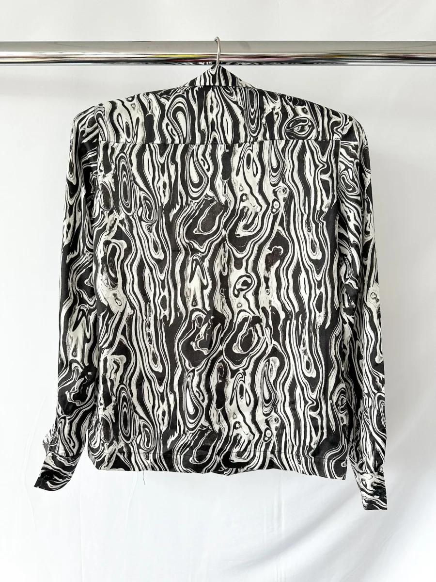 Kitri Abstract Marble Black White Print Blouse Shirt - Imagen 3