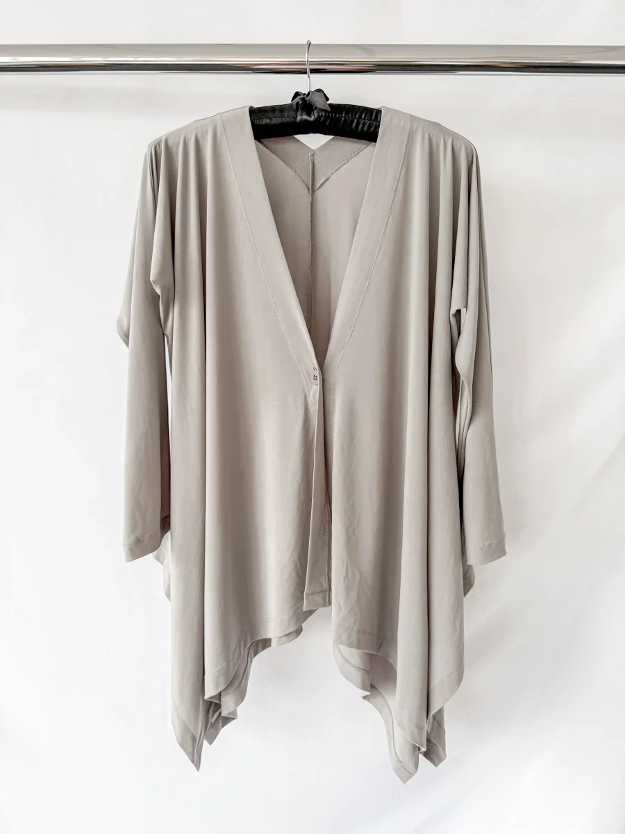 Issey Miyake Grey Asymmetrical V-Neck Cardigan - Imagen 2