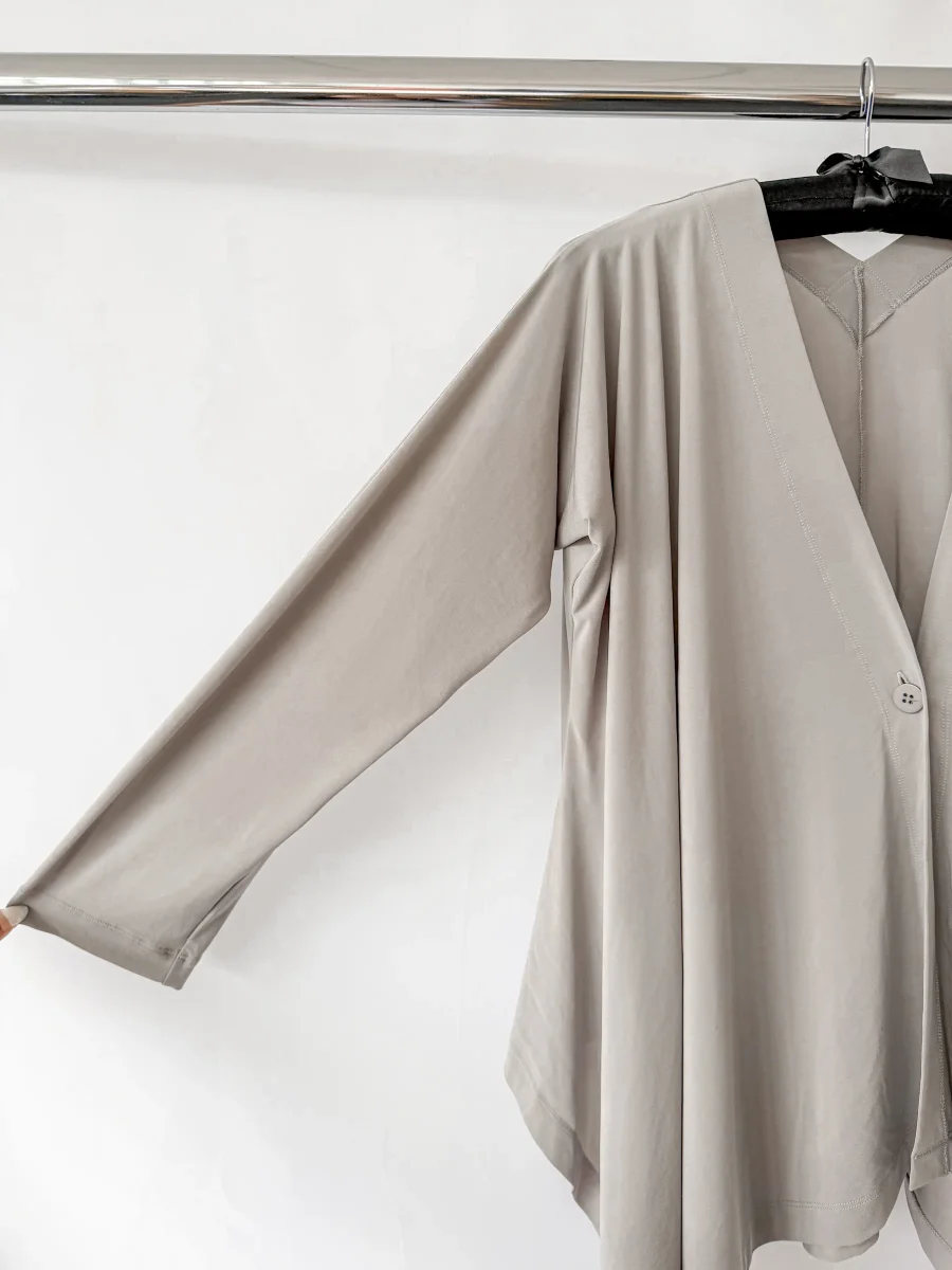 Issey Miyake Grey Asymmetrical V-Neck Cardigan - Imagen 3