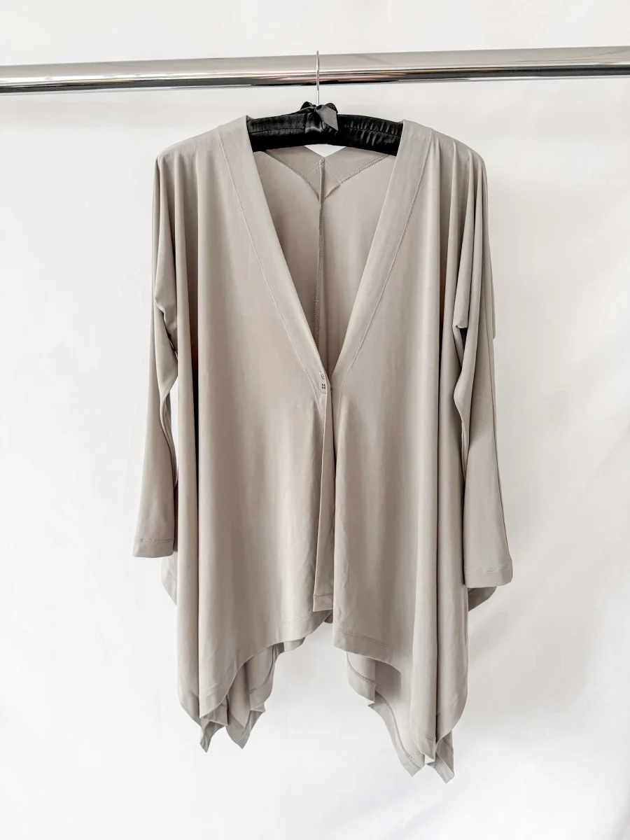 Issey Miyake Grey Asymmetrical V-Neck Cardigan - Imagen 4