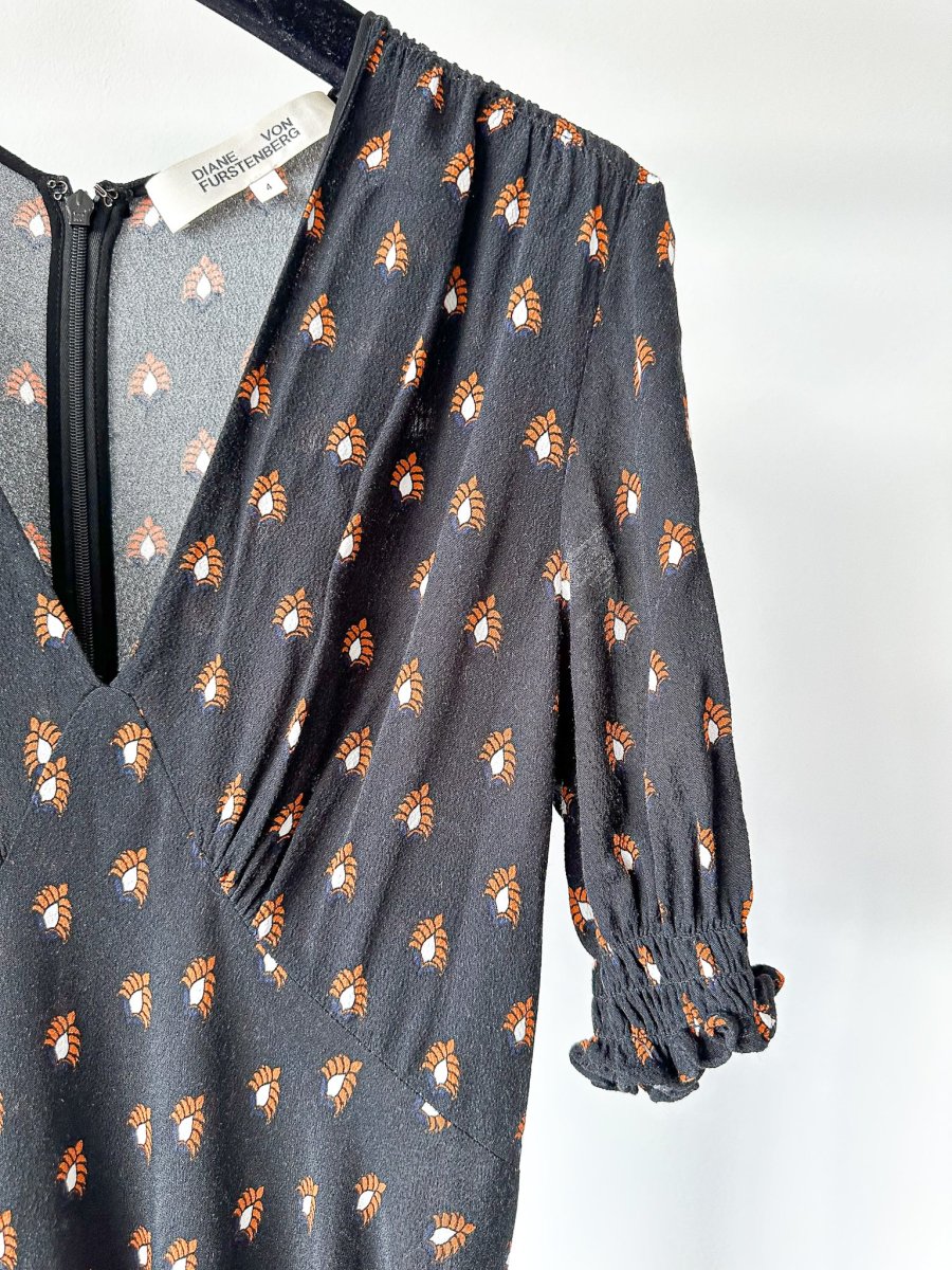 Diane Von Fursternberg Black V-Neck Crepe Printed Dress - Imagen 3