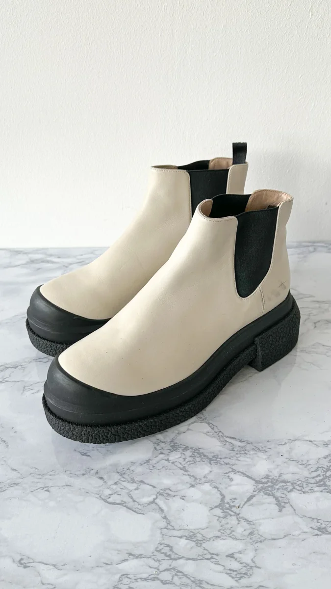 Stuart Weitzman Charli Oat White Ankle Chelsea Boots - Imagen 2