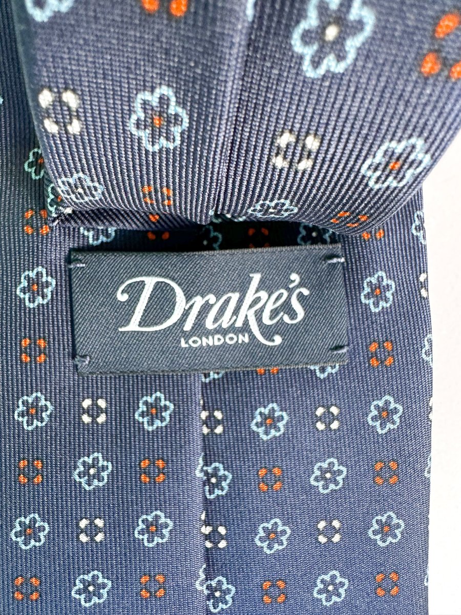 Drake's Navy Silk Tie With Blue Stencil Floral Design - Imagen 5
