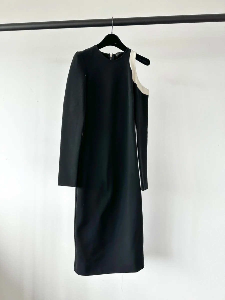 David Koma Black Cold Shoulder Long Sleeve Crepe Shift Dress - Imagen 2