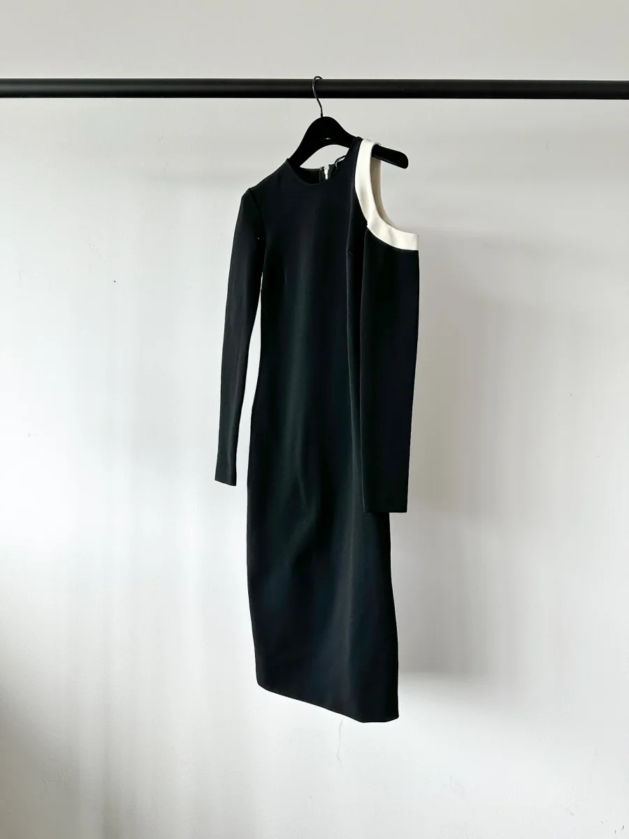 David Koma Black Cold Shoulder Long Sleeve Crepe Shift Dress - Imagen 3