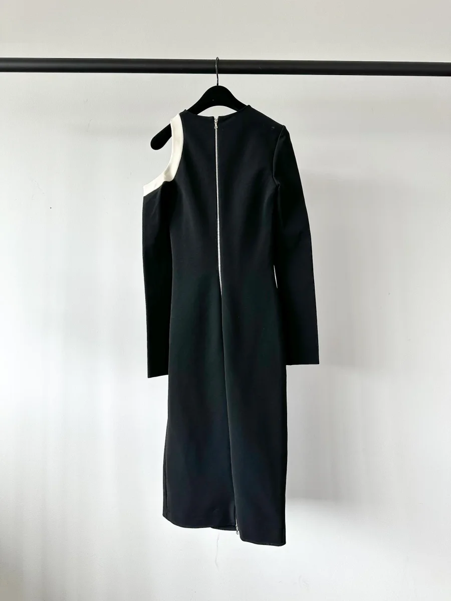 David Koma Black Cold Shoulder Long Sleeve Crepe Shift Dress - Imagen 7