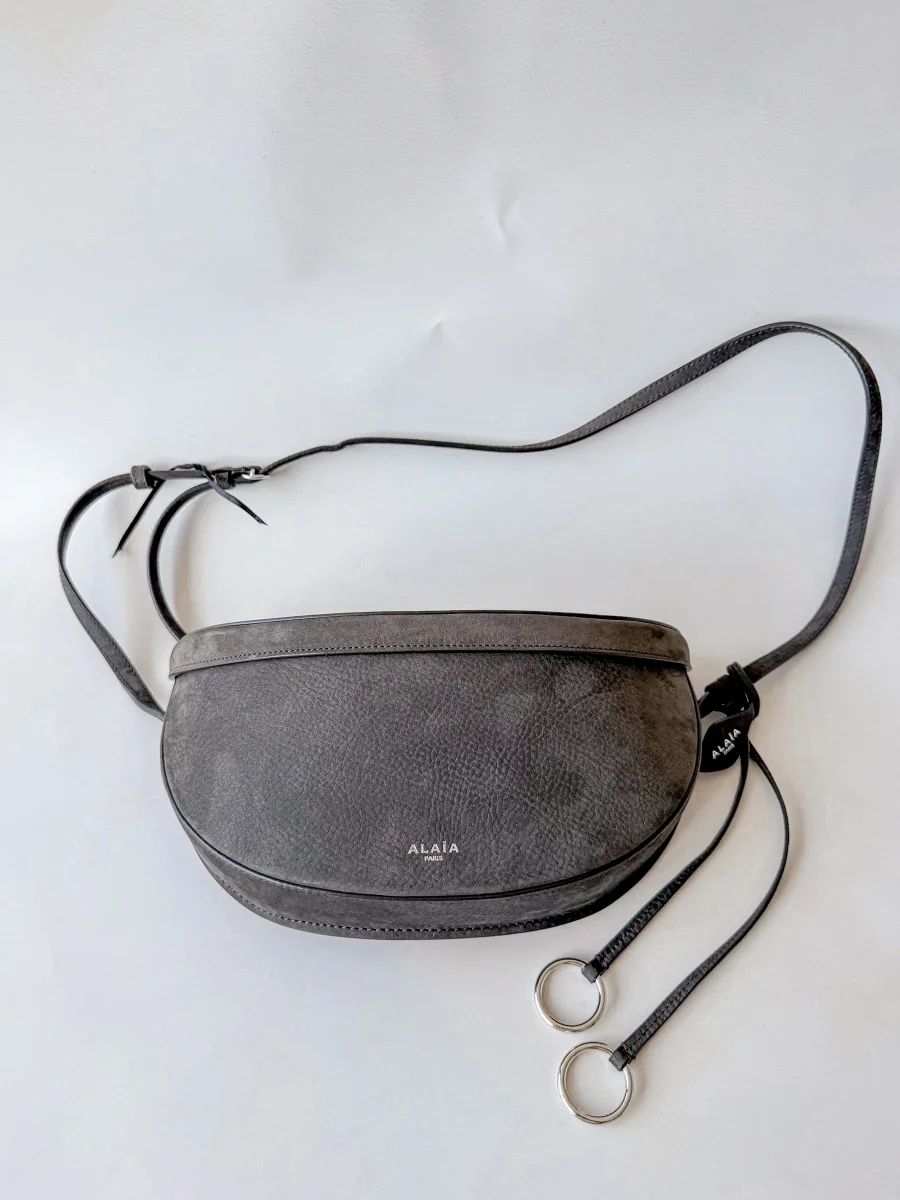 Alaïa Hip East West Nubuck-Leather Cross-Body Bag - Imagen 4