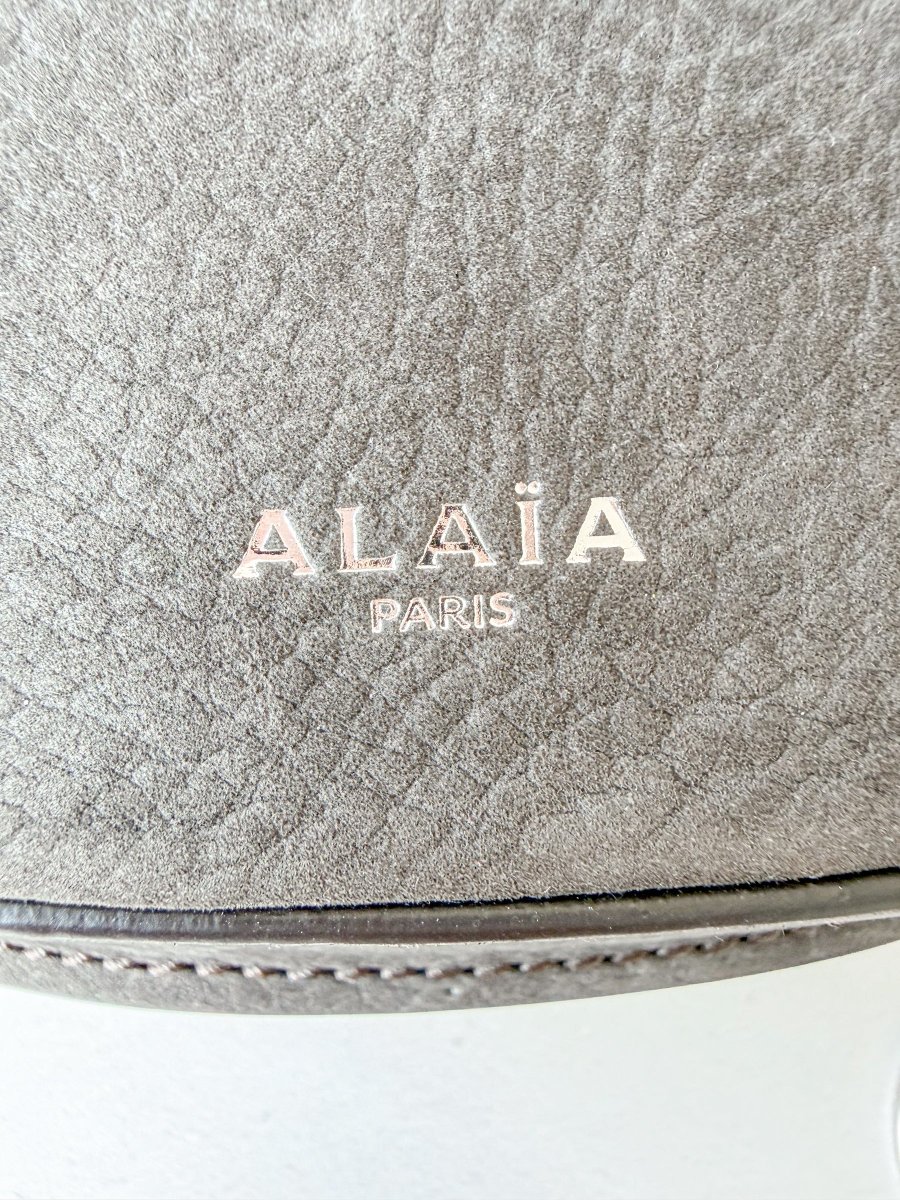 Alaïa Hip East West Nubuck-Leather Cross-Body Bag - Imagen 5