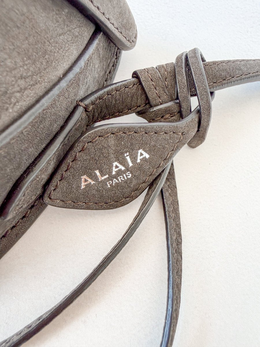 Alaïa Hip East West Nubuck-Leather Cross-Body Bag - Imagen 6