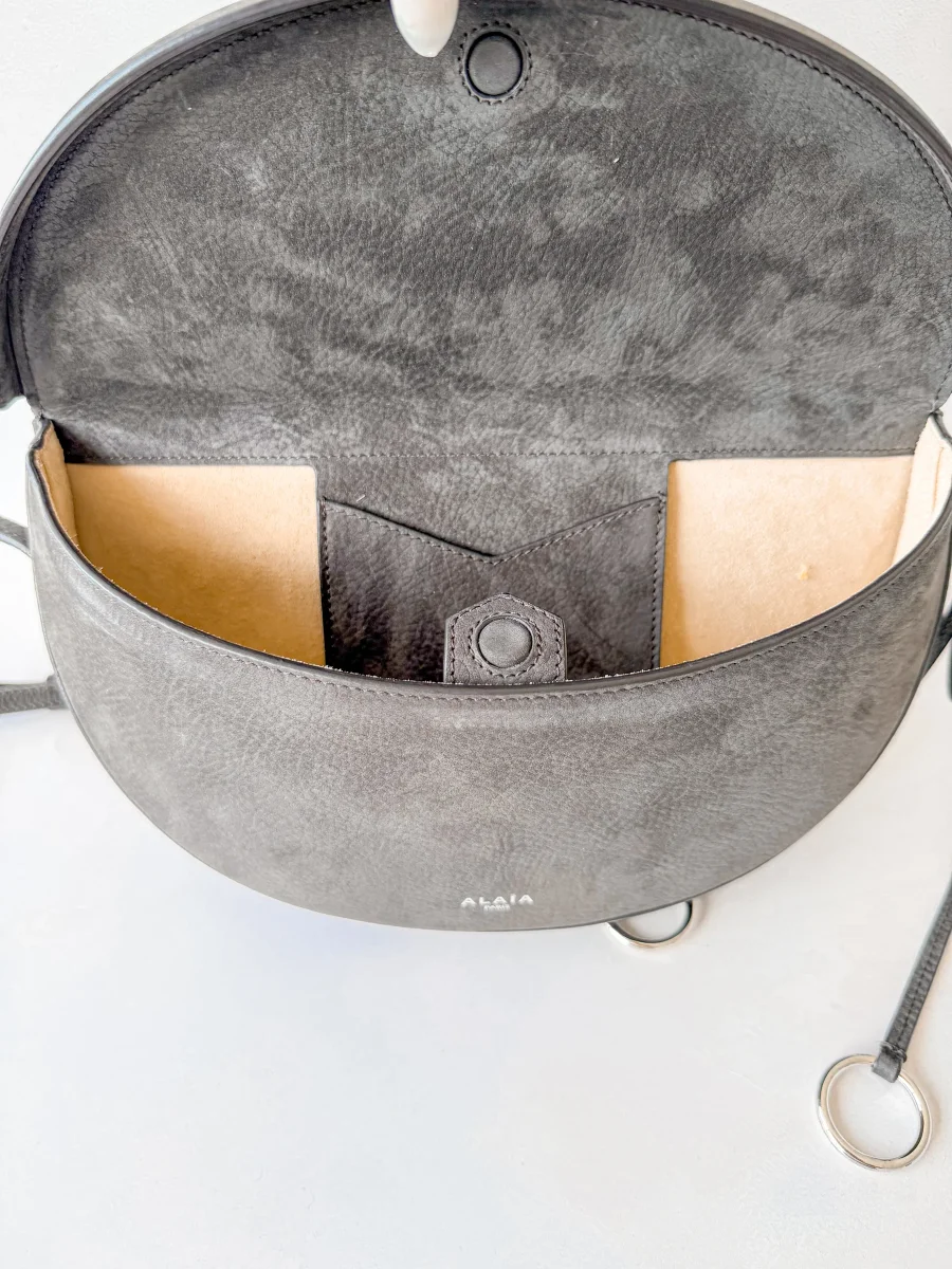 Alaïa Hip East West Nubuck-Leather Cross-Body Bag - Imagen 7