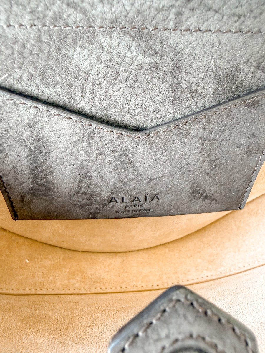 Alaïa Hip East West Nubuck-Leather Cross-Body Bag - Imagen 8