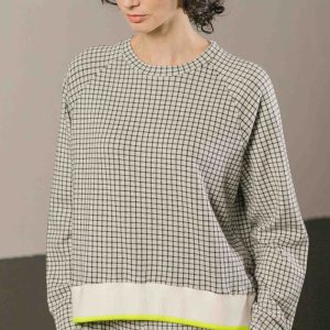 Sudadera gris de cuadros negros
