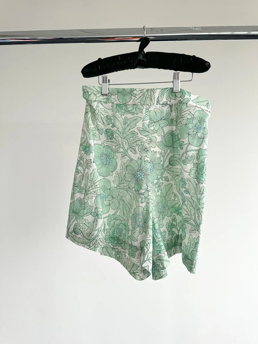 The Vampire's Wife The Persuasion Linen Floral Green High Waist Shorts - Imagen 2