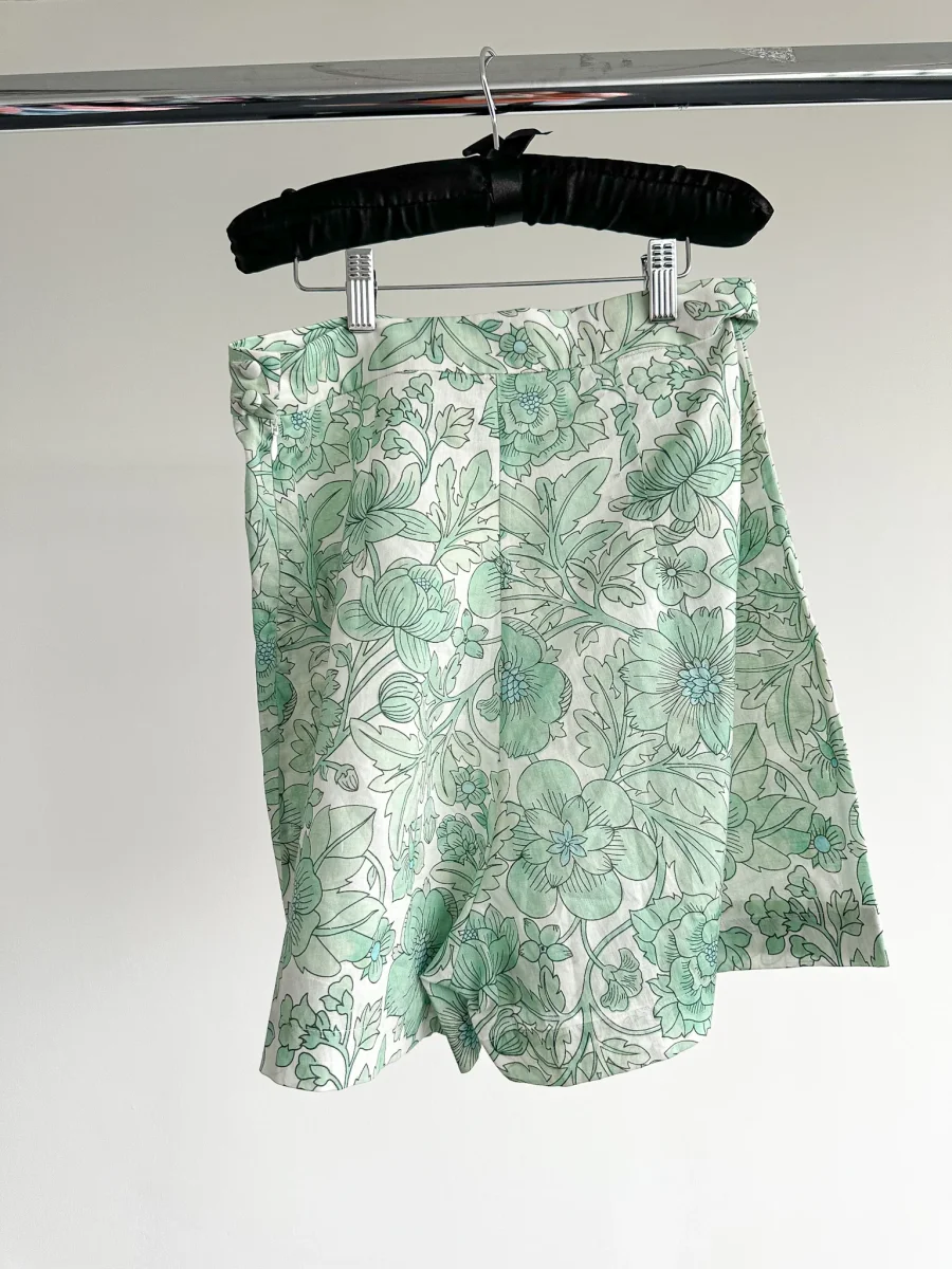 The Vampire's Wife The Persuasion Linen Floral Green High Waist Shorts - Imagen 4