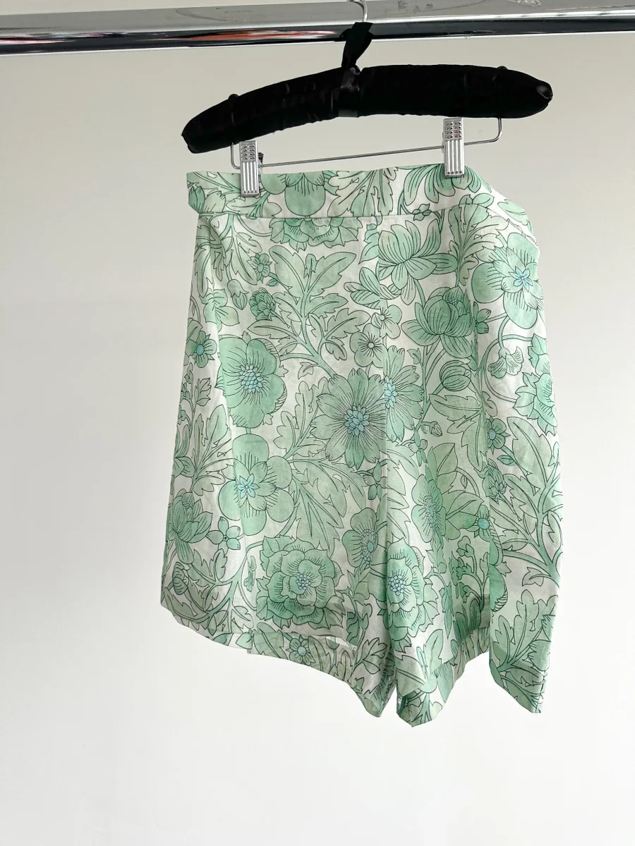The Vampire's Wife The Persuasion Linen Floral Green High Waist Shorts - Imagen 6