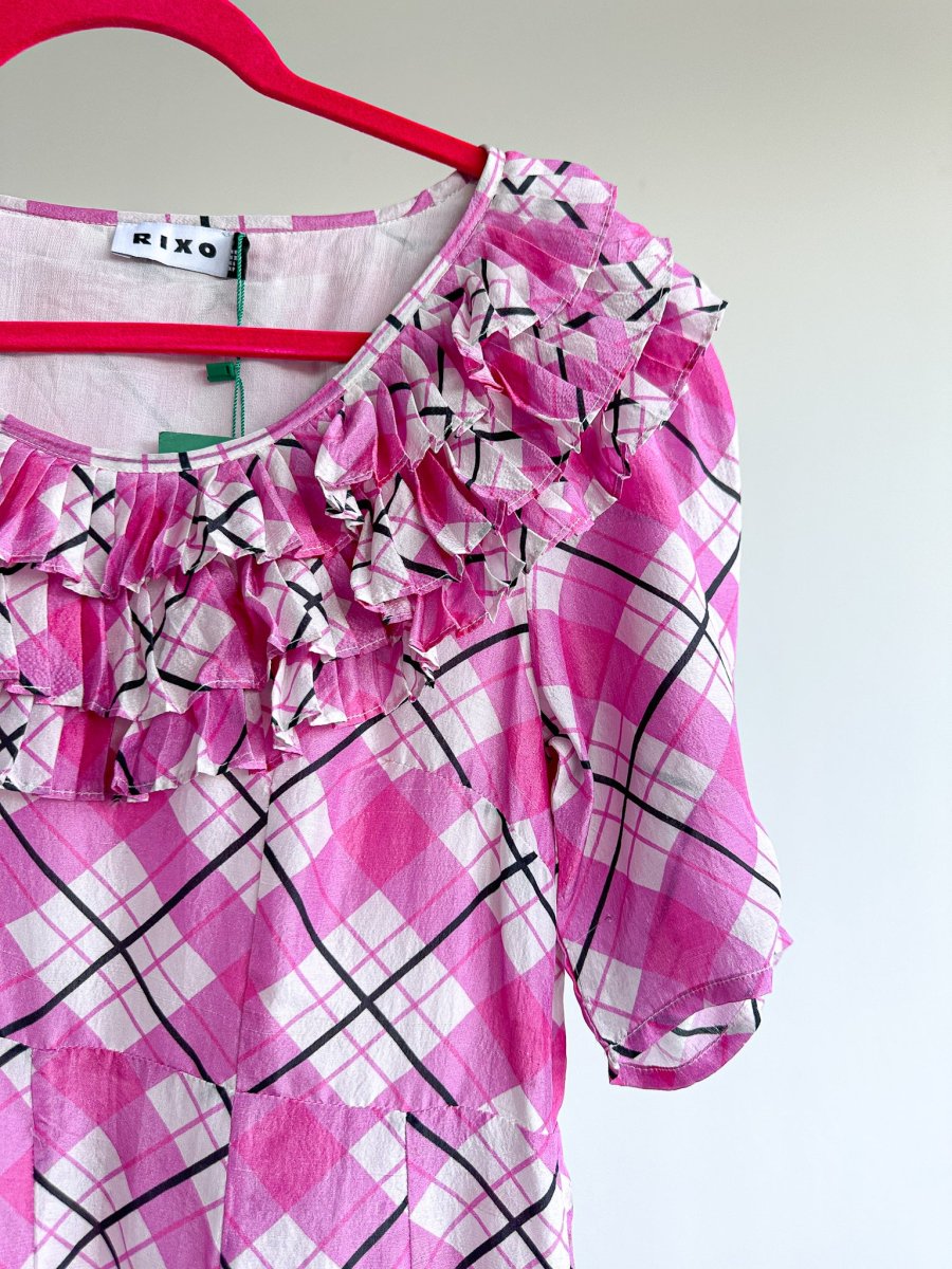 RIXO London Mariana Pink Check Print Ruffle Neck Silk Midi Dress - Imagen 8