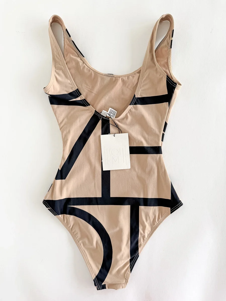 Toteme Logo Monogram One-Piece Swimsuit - Imagen 4