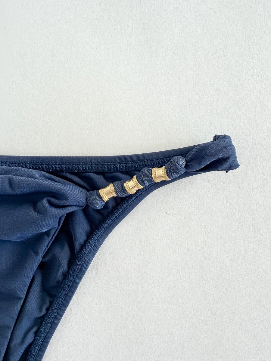 Vix Paula Hermanny Firenze Milos Navy Bikini Bottom Gold Hardware - Imagen 3