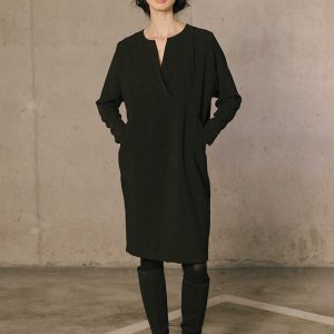 Vestido negro escote en pico