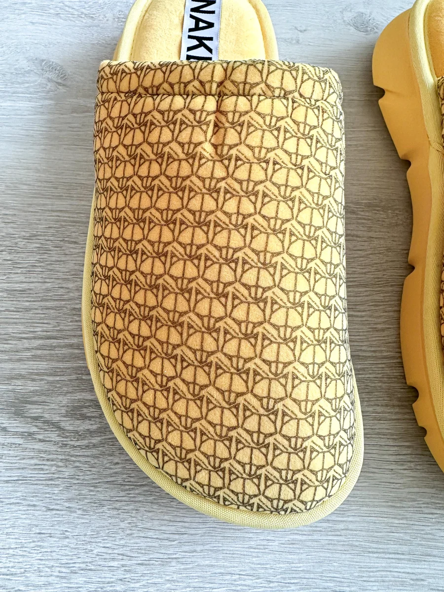 NAKED WOLFE Yellow Wolf Logo Print Velvet Sandals Slides - Imagen 6