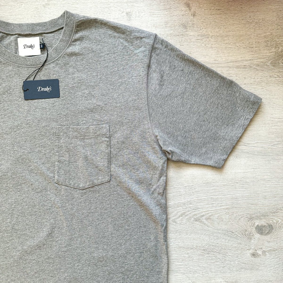 Drake's Grey Short Sleeve Chest Pocket Hiking Tee Shirt - Imagen 4