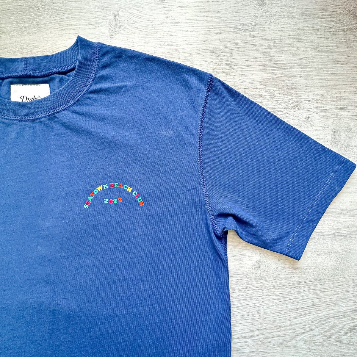 Drake's Seatown Beach Club 2022 Blue Hiking Tee Shirt - Imagen 5