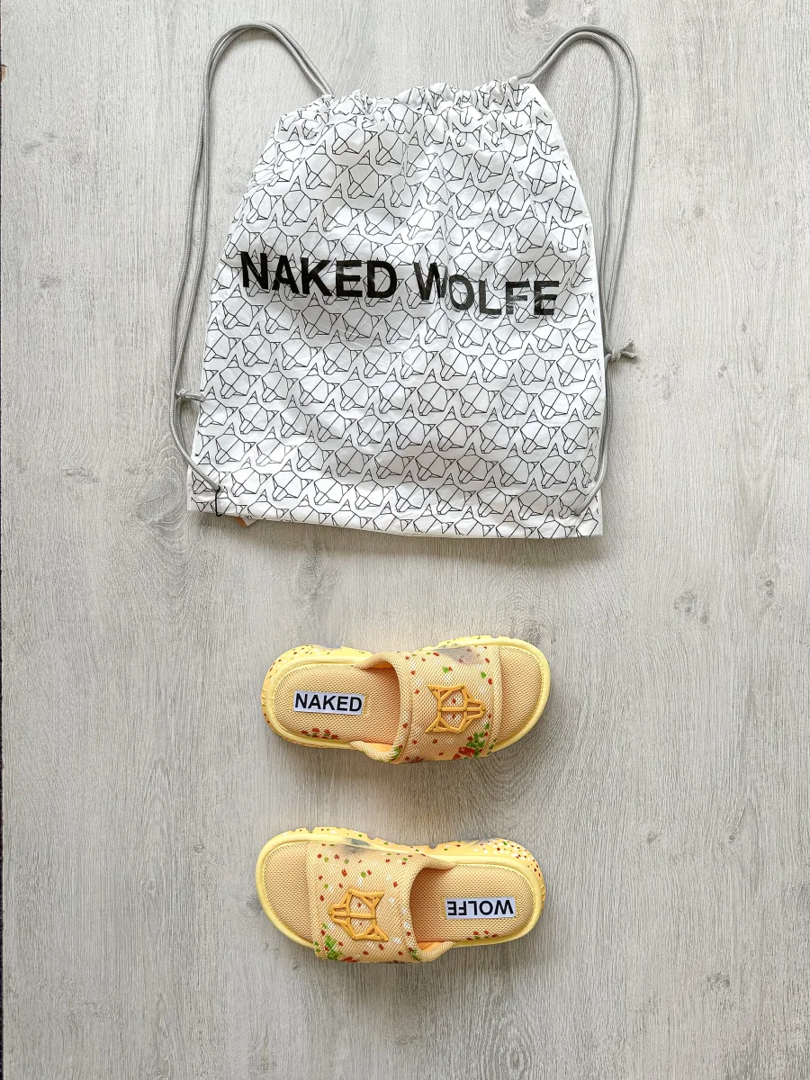 NAKED WOLFE Vegas Logo Embossed Yellow Mesh Sandals Slide - Imagen 2