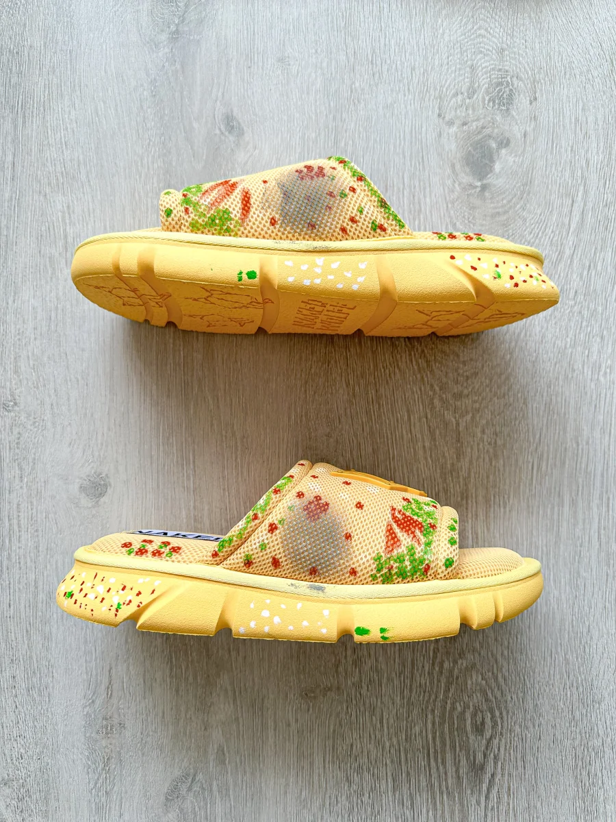 NAKED WOLFE Vegas Logo Embossed Yellow Mesh Sandals Slide - Imagen 6