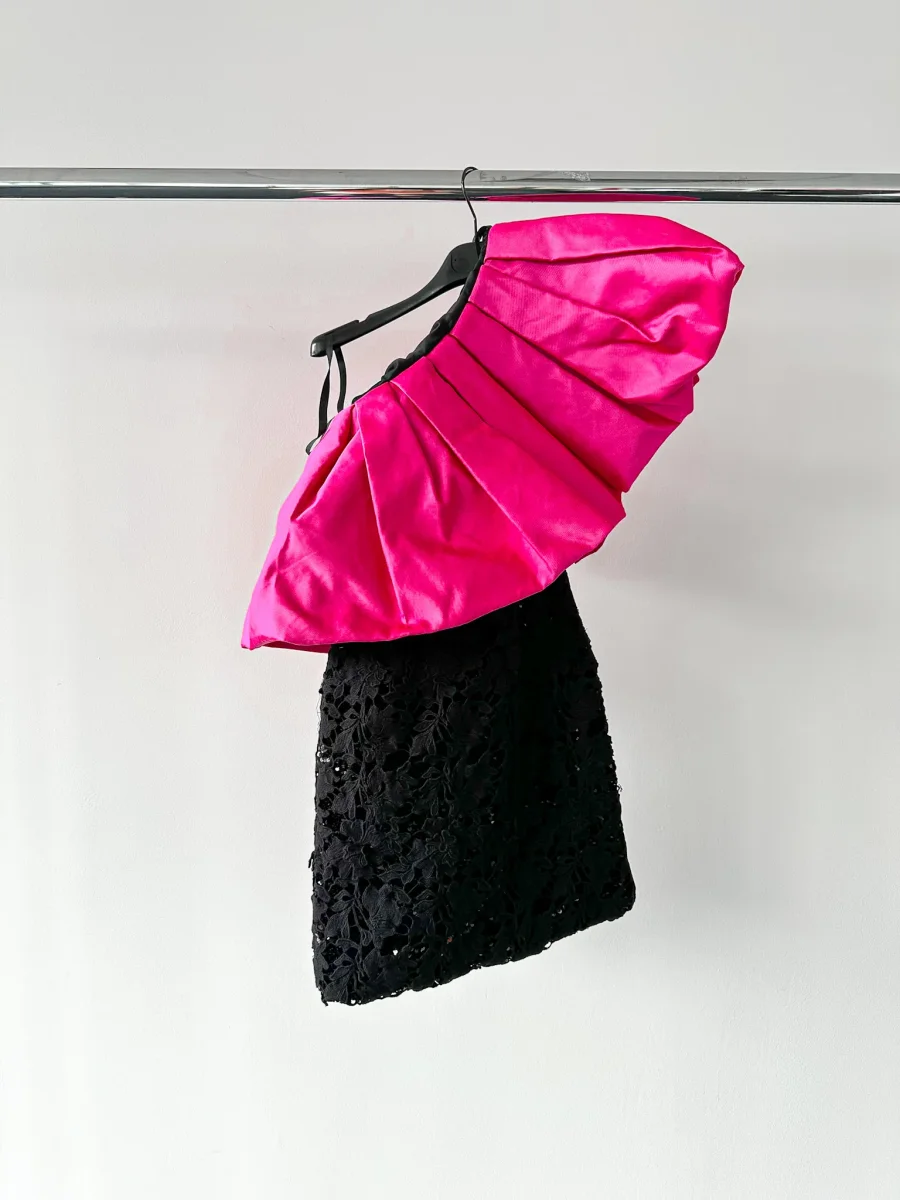 Richard Quinn Margot Pink Ruffle One Shoulder Overlay Black Silk Lace Mini Dress - Imagen 4