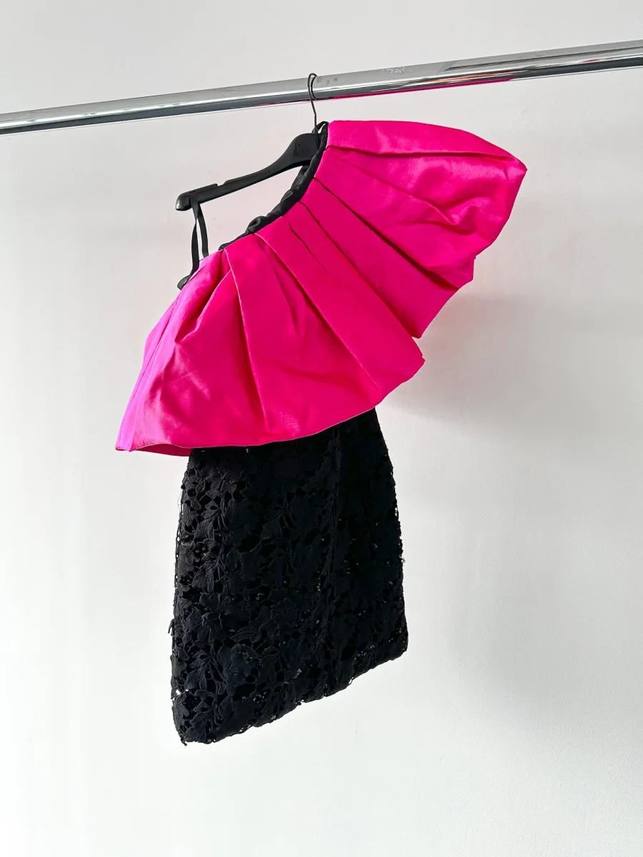 Richard Quinn Margot Pink Ruffle One Shoulder Overlay Black Silk Lace Mini Dress - Imagen 5