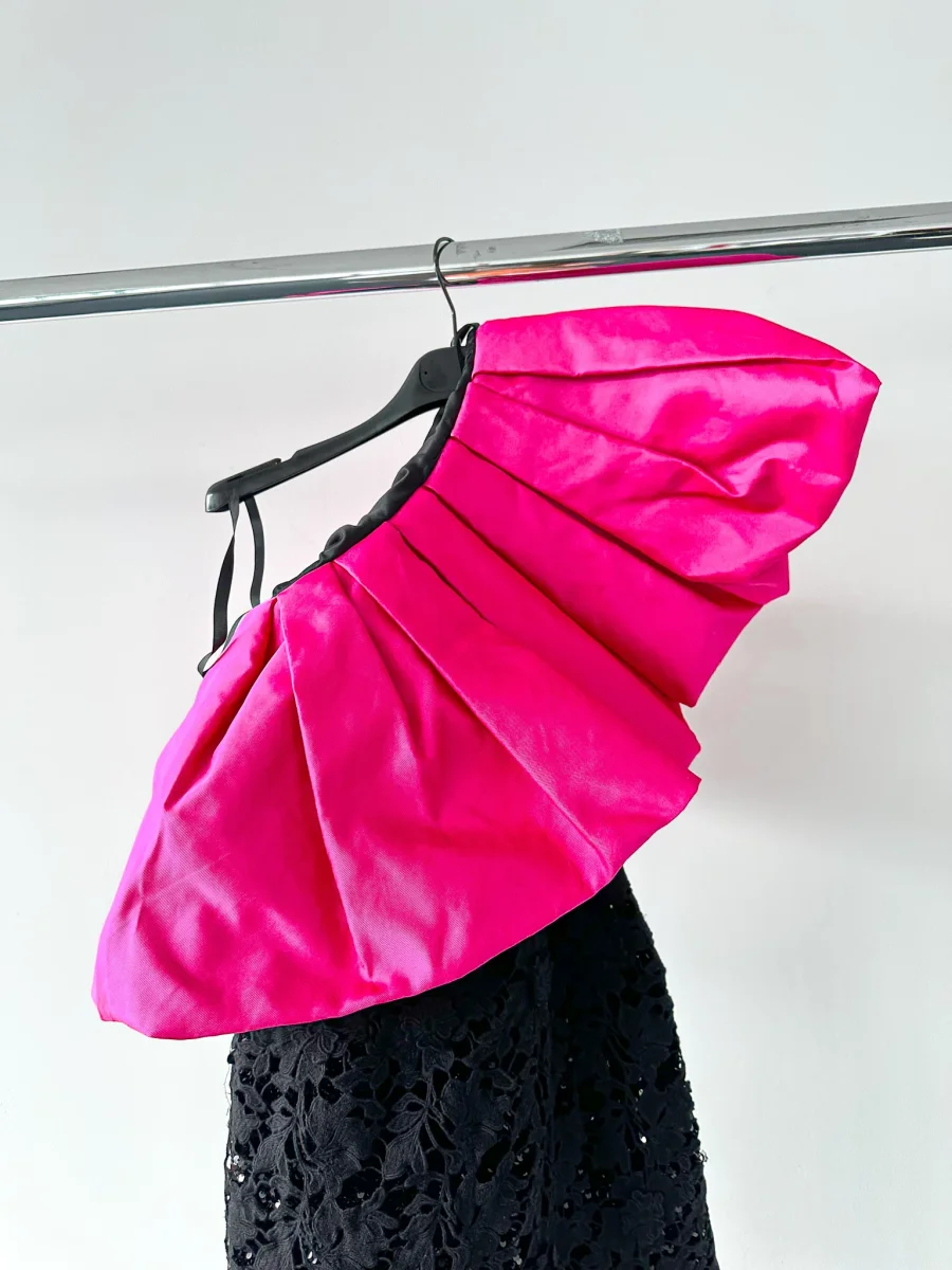 Richard Quinn Margot Pink Ruffle One Shoulder Overlay Black Silk Lace Mini Dress - Imagen 6