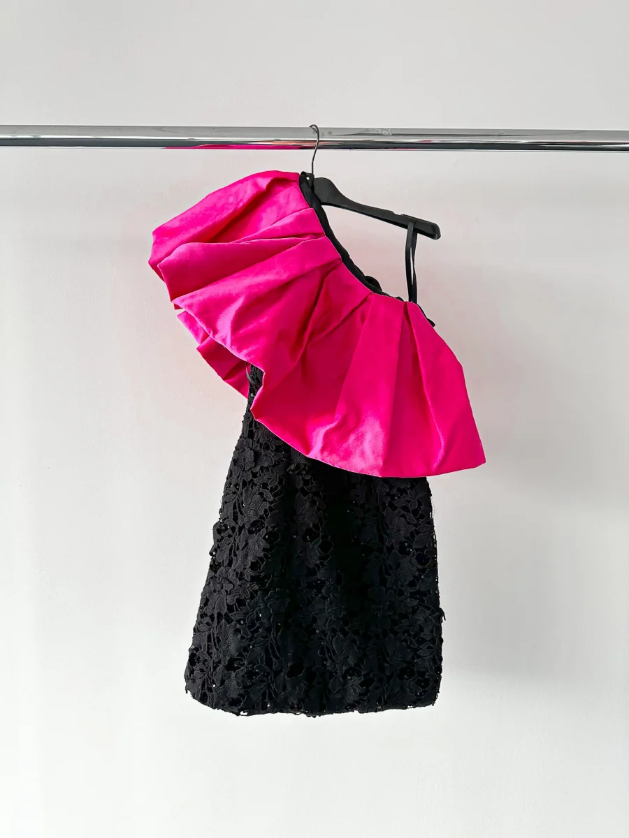 Richard Quinn Margot Pink Ruffle One Shoulder Overlay Black Silk Lace Mini Dress - Imagen 7
