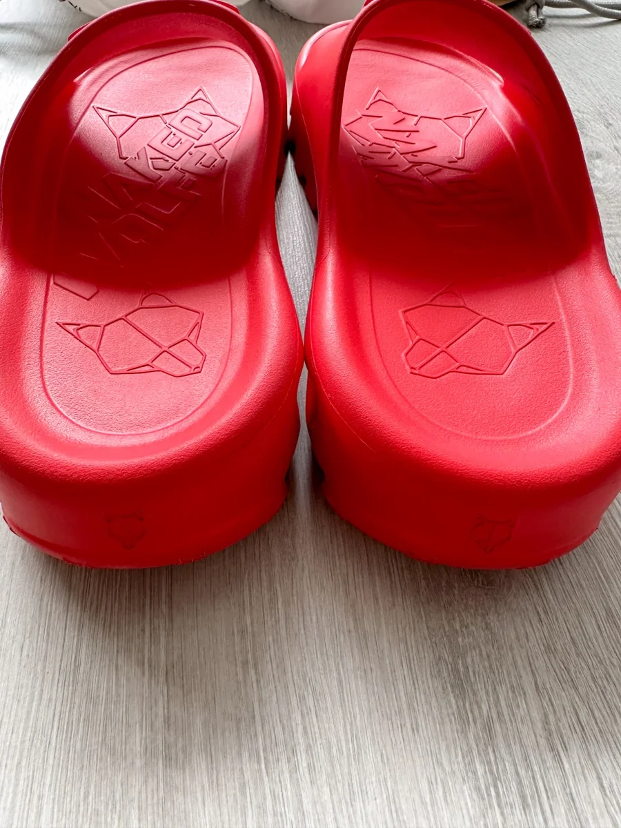 NAKED WOLFE Red Tommy Wolf Embossed Waterproof Sandals Slide - Imagen 5