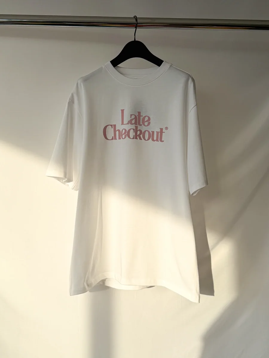 Late Checkout White Tee Shirt - Imagen 3