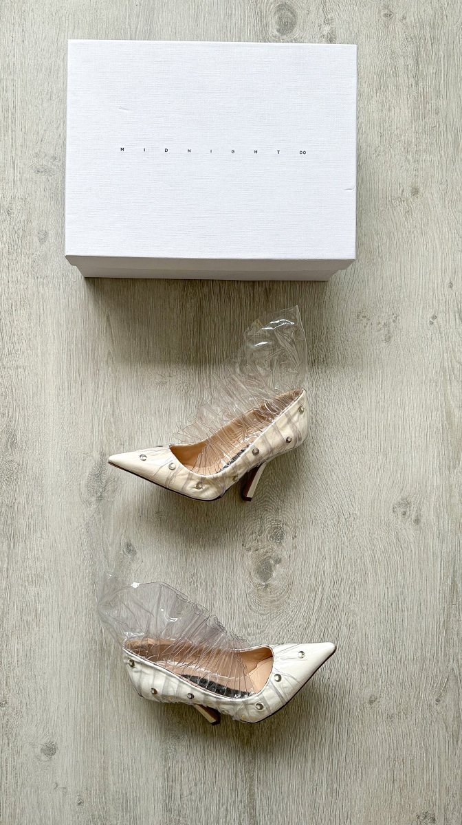 MIDNIGHT 00 Shell Crescent White Leather PVC Ruffle Pumps - Imagen 4