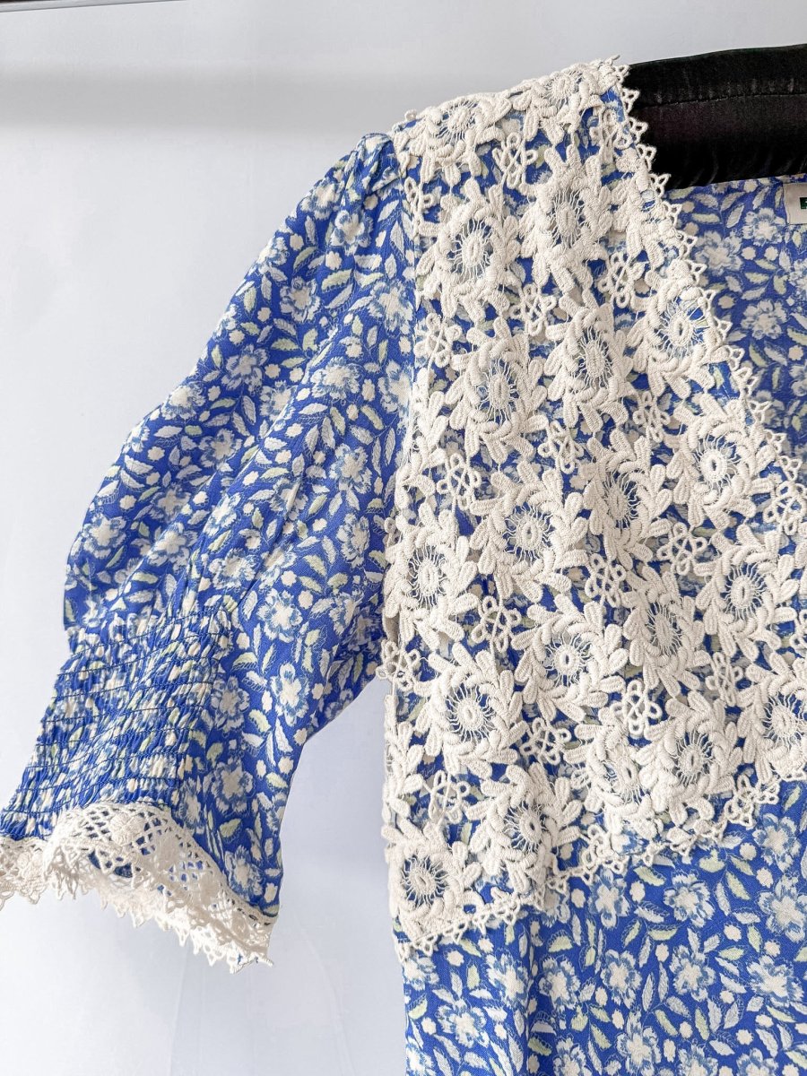 Rixo London Olga Blue Floral Print Crochet Lace Trim Panel Crepe Dress - Imagen 6