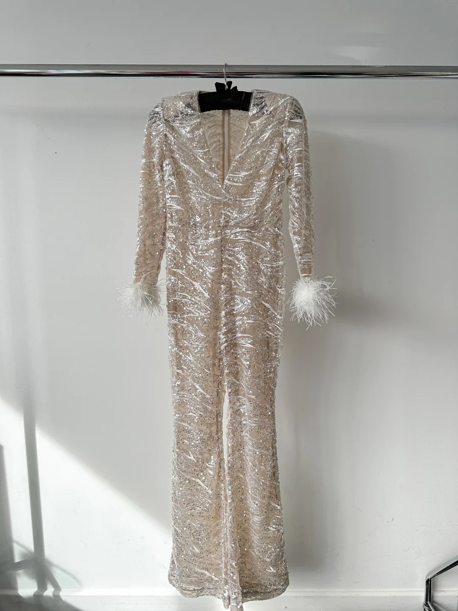 Nadine Merabi Bridal White Tia Embellished Mesh Feather Cuff Trim Jumpsuit - Imagen 3