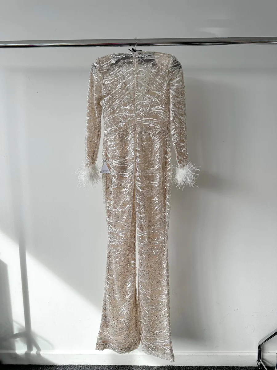Nadine Merabi Bridal White Tia Embellished Mesh Feather Cuff Trim Jumpsuit - Imagen 5