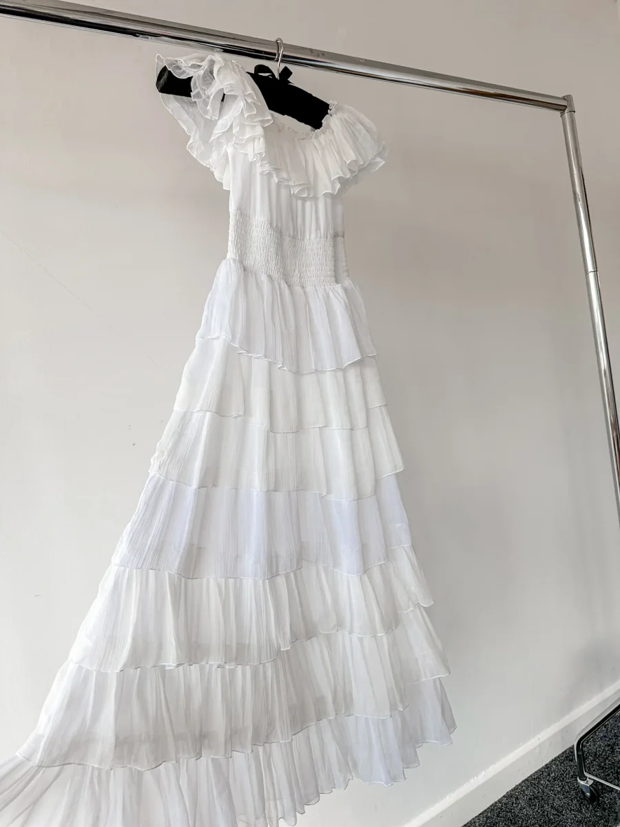 Amy Jane London White Aurelia Bardot Tiered Maxi Dress - Imagen 8