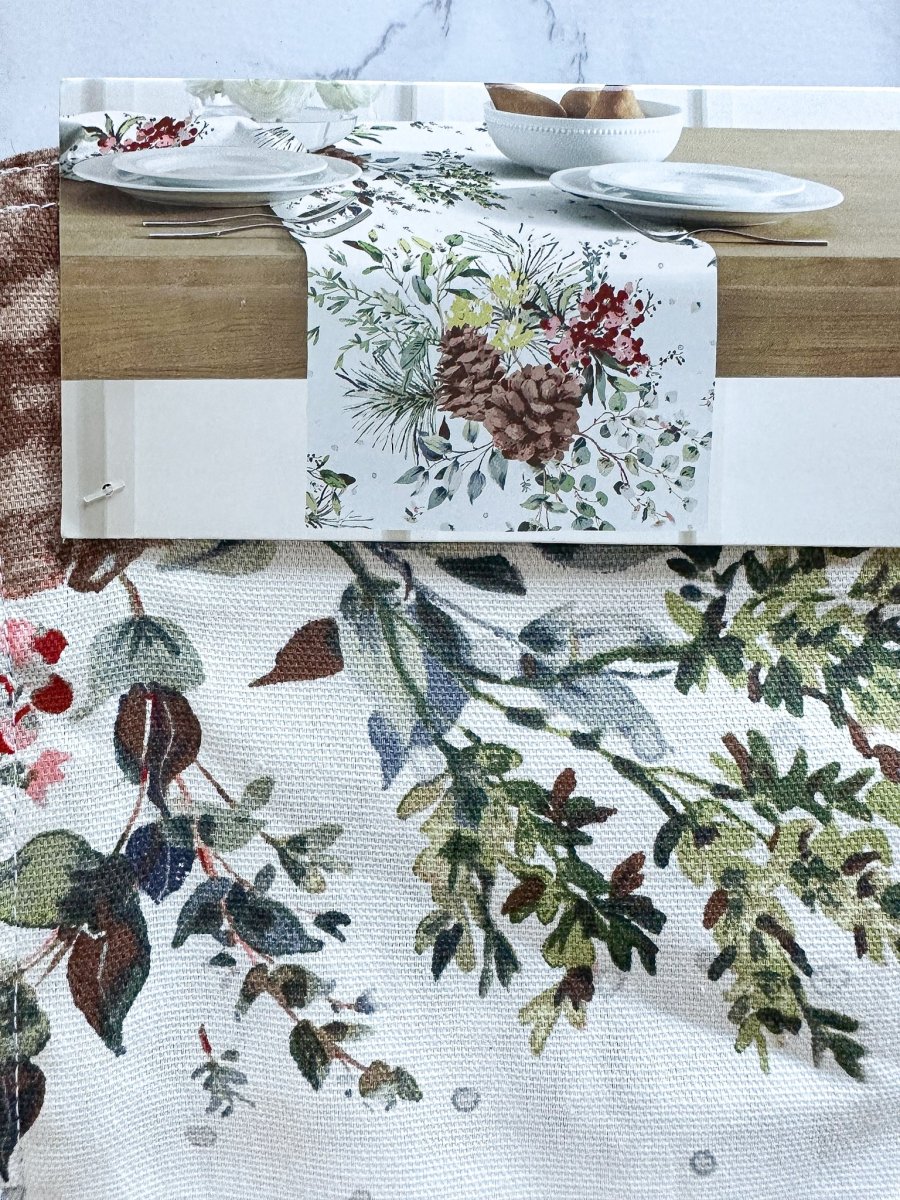 Lauren Ralph Lauren Festive Pine Cone Winter Christmas Tablerunner - Imagen 4