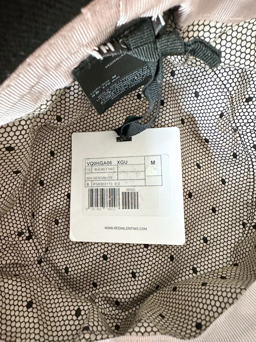 Valentino Black Love Heart Bucket Hat - Imagen 6