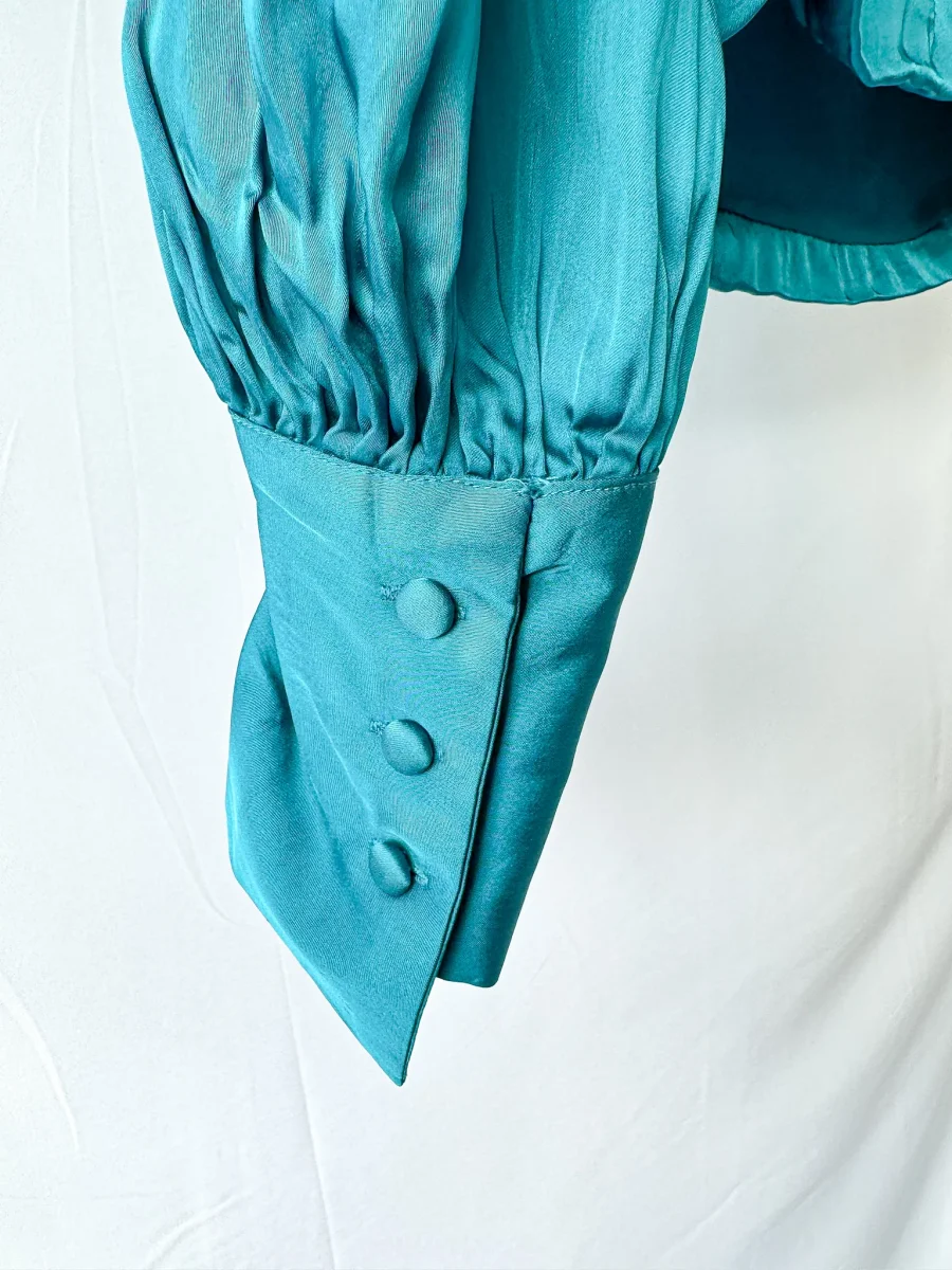 De La Vali Blue Satin Mandarin Collar Pachino Blouse - Imagen 8