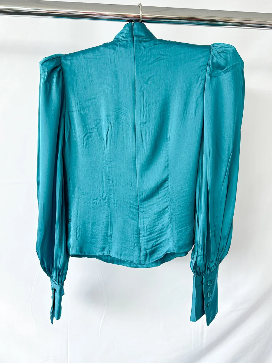 De La Vali Blue Satin Mandarin Collar Pachino Blouse - Imagen 9