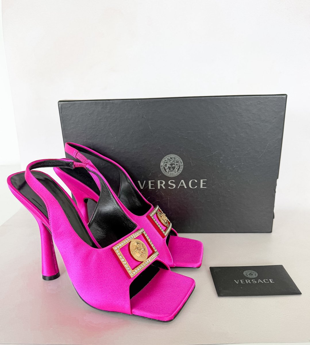 Versace Medusa Plaque Satin Fuchsia Slingback Sandals - Imagen 6