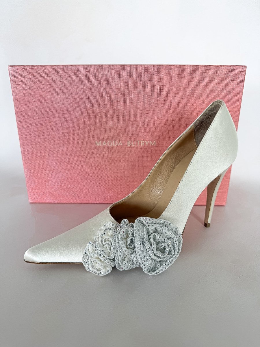 Magda Butrym White Crystal Embellished Satin Pumps - Imagen 3