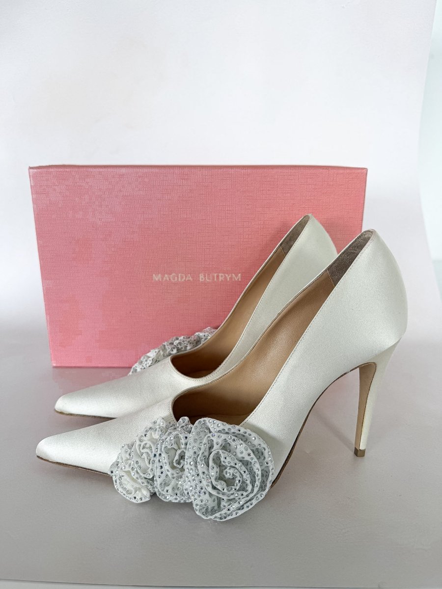 Magda Butrym White Crystal Embellished Satin Pumps - Imagen 7