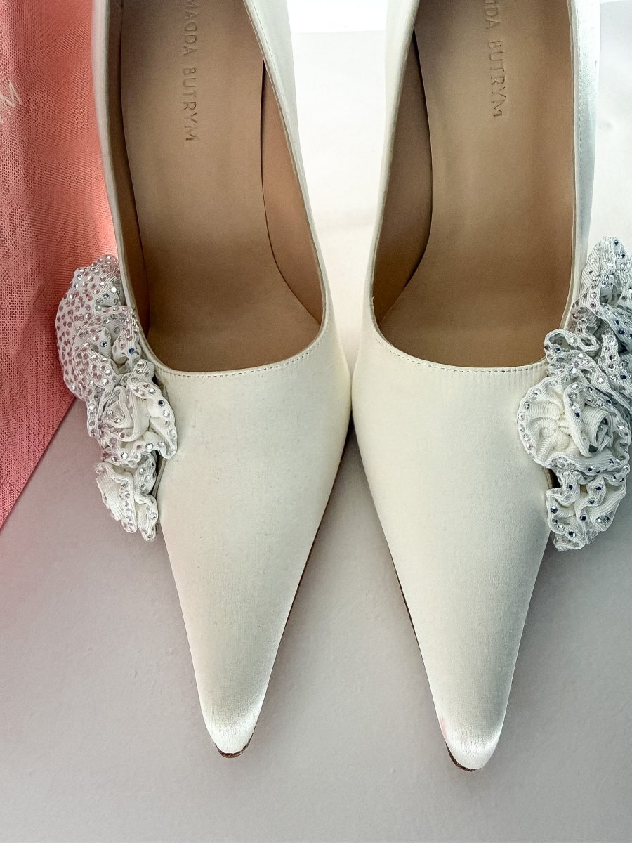 Magda Butrym White Crystal Embellished Satin Pumps - Imagen 9